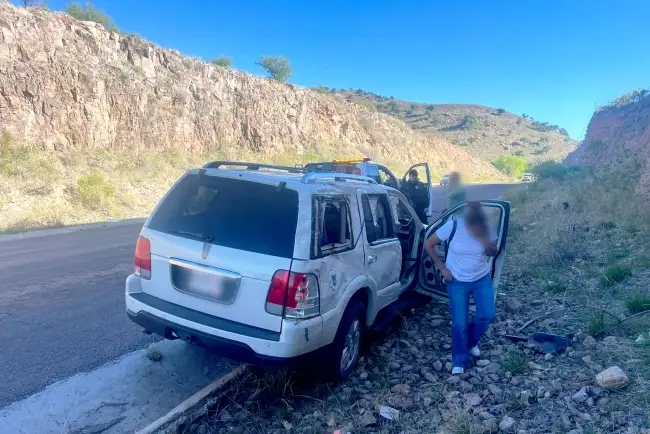 Resulta ilesa mujer en volcadura