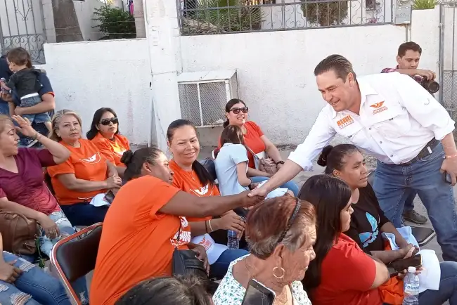 Toca Manuel Hopkins tema del tren con vecinos de la colinia Buenos Aires