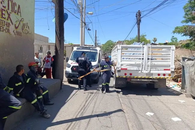 Hieren tubos metálicos a residente de la Héroes