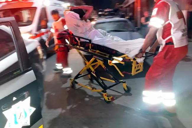 Auxilian a joven que huía desnudo