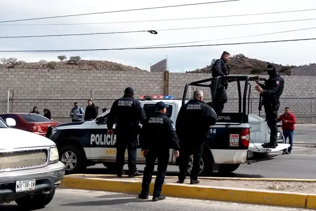 Atacan comercios a mano armada