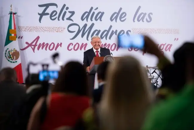 Dedica AMLO concierto a las mamás en su mañanera