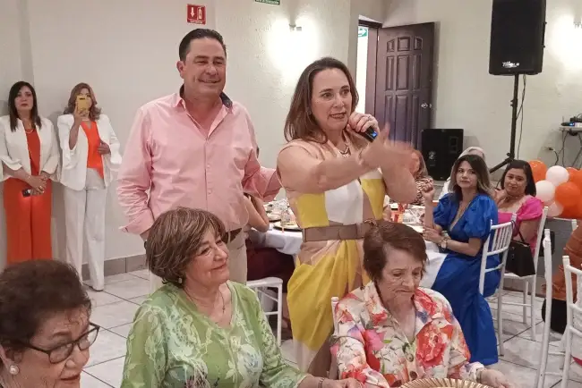 Festeja Manuel Hopkins a mamás nogalenses