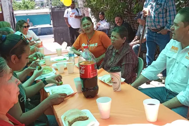 Desayuna Manuel Hopkins con vecinos de la Esperanza