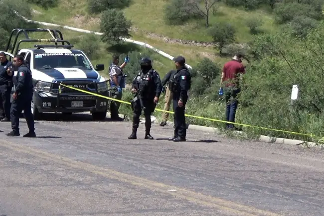 Encuentran a persona con impactos de bala tendido en la carretera