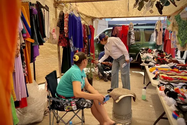 Atenta Lety Amparano a necesidades en tianguis Colosio