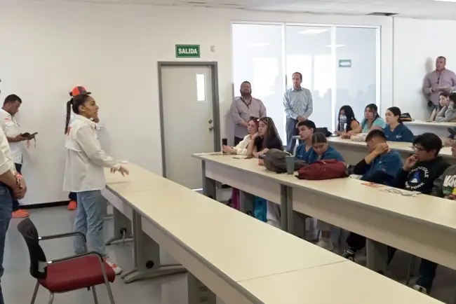 Lleva Manuel Hopkins propuestas a estudiantes de la Universidad Binacional