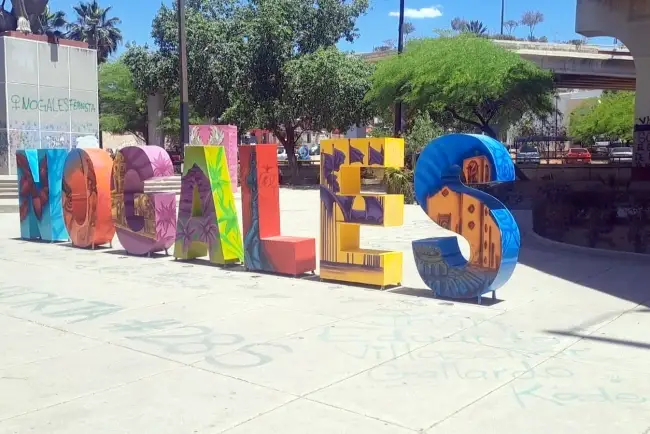 Renuevan letras de Nogales en la plaza Juárez