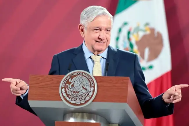 Anuncia AMLO aumento salarial para maestros del 10%