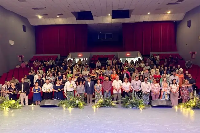 Reconoce Alcalde a maestros con 25 años de labor en el aula