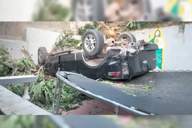 Abandonan autoridades vehículo accidentado en vivienda, acusan propietarios