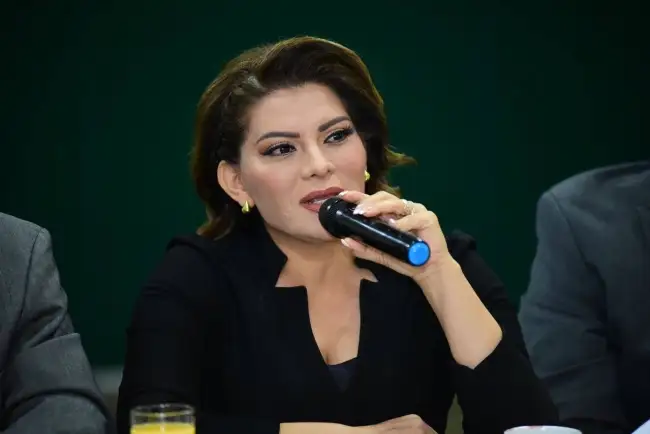 Insta Lorenia Valles a fortalecer el sistema democrático del país.