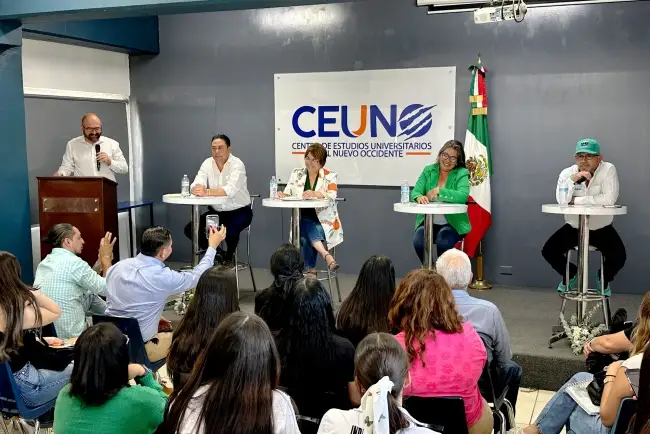 Llevan candidatos a la presidencia propuestas a universitarios