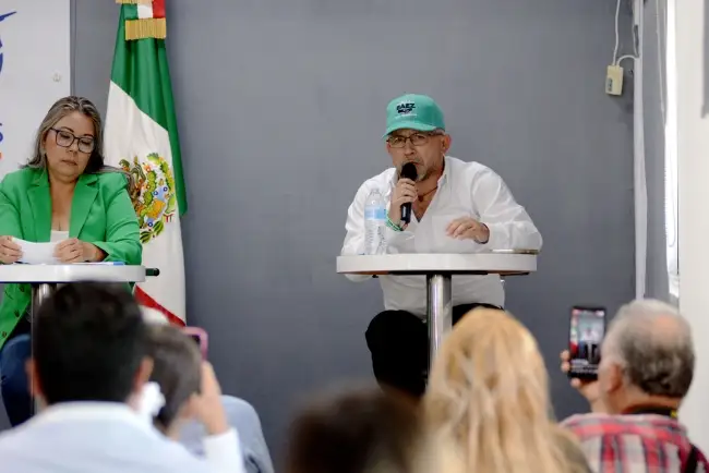 Agradece El Baez invitación a foro con jóvenes universitarios