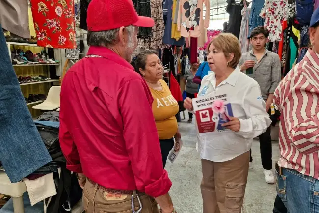Dialoga Lety Amparano con ciudadano