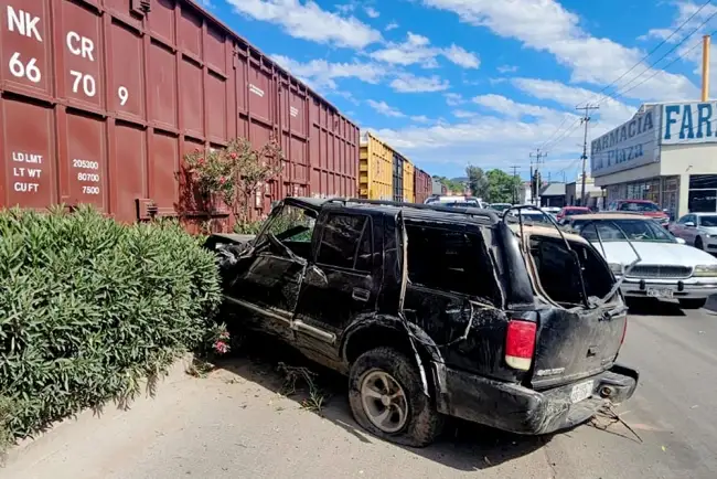 Arrolla tren a vehículo que quiso ganarle; resulta herido conductor