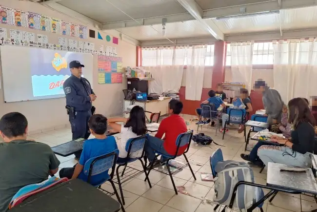 Previene DARE sobre uso de fentanilo en escuelas