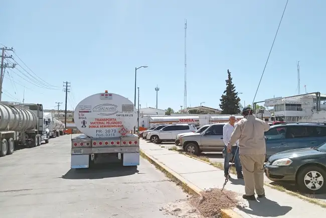 Continúa paro laboral de transportistas contra Pemex