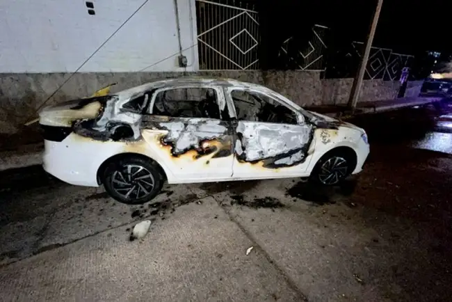 Ejecutan a hombre en su vehículo