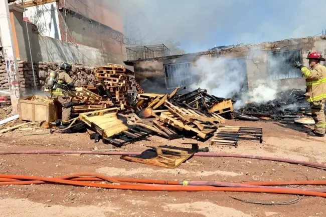 Destruye fuego taller de carpintería en la Colosio