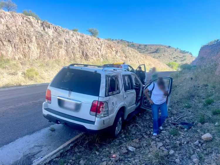 Resulta ilesa mujer en volcadura