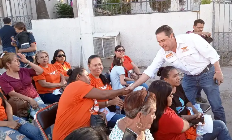 Toca Manuel Hopkins tema del tren con vecinos de la colinia Buenos Aires