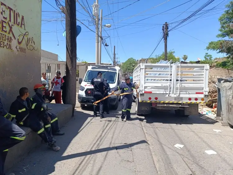 Hieren tubos metálicos a residente de la Héroes