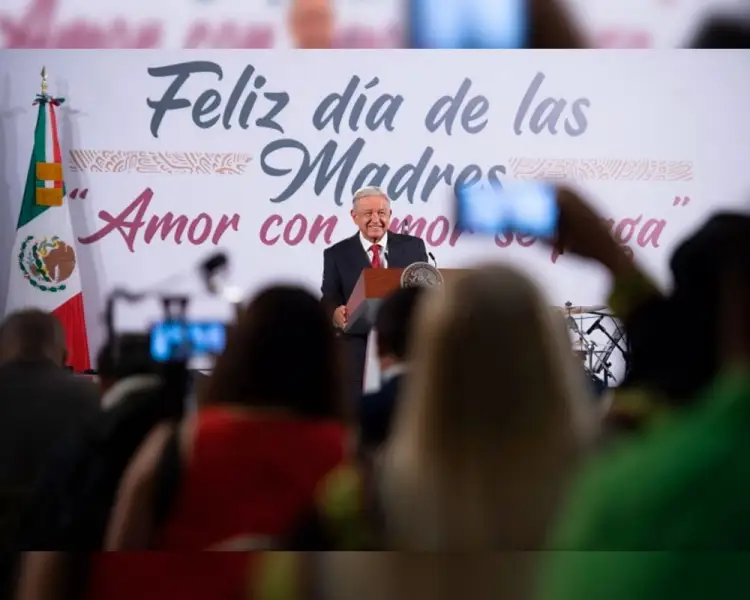 Dedica AMLO concierto a las mamás en su mañanera