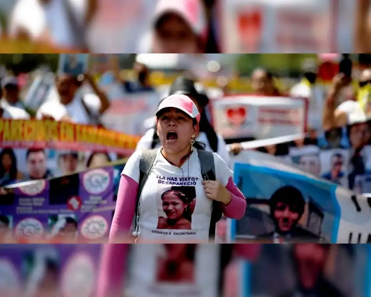Marchan madres buscadoras rumbo al Zócalo