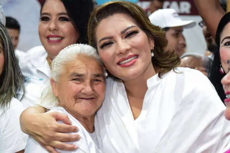 Valora Lorenia Valles a las mamás como impulsoras de las transformación