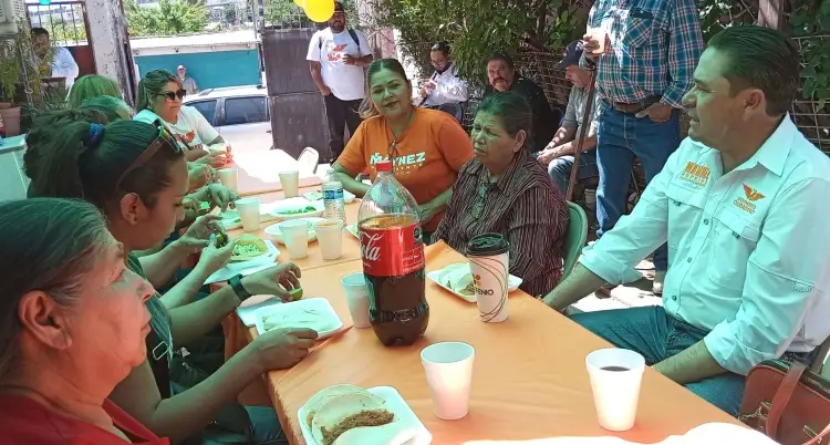 Desayuna Manuel Hopkins con vecinos de la Esperanza