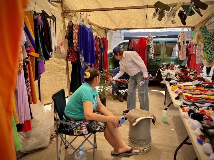 Atenta Lety Amparano a necesidades en tianguis Colosio