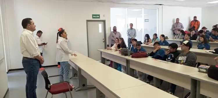 Lleva Manuel Hopkins propuestas a estudiantes de la Universidad Binacional