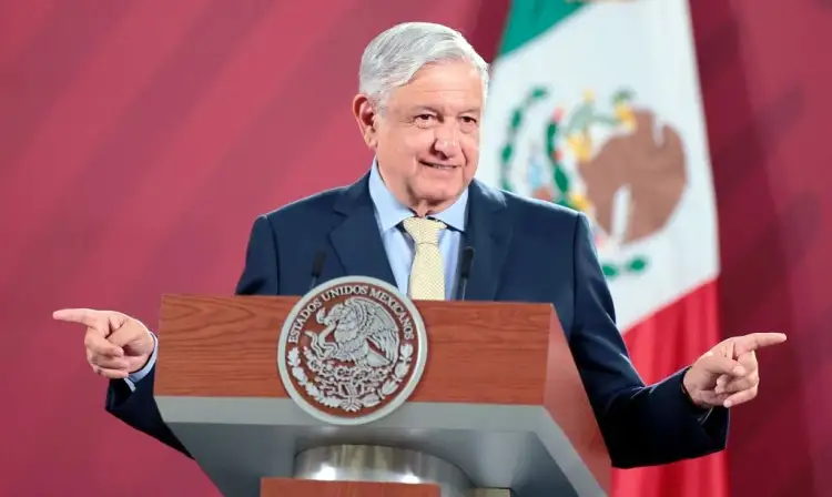 Anuncia AMLO aumento salarial para maestros del 10%