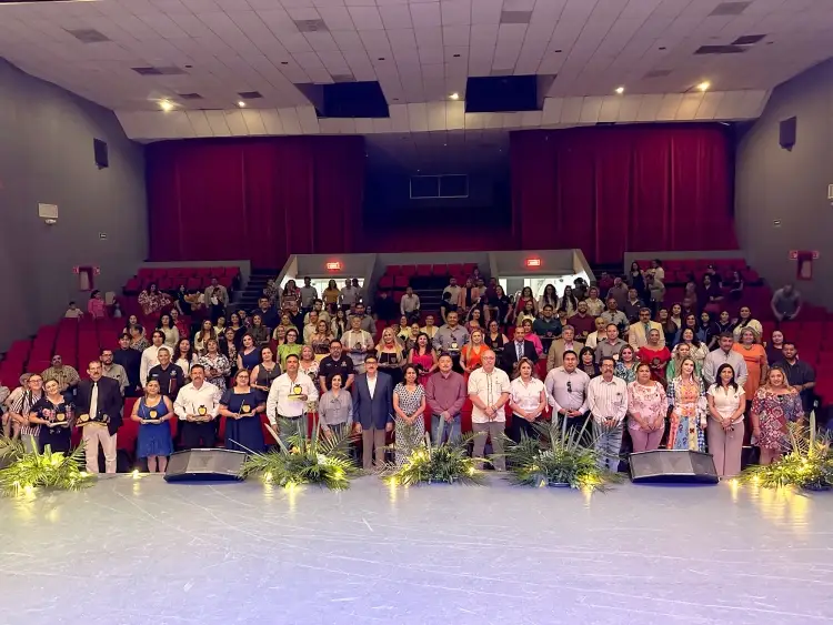 Reconoce Alcalde a maestros con 25 años de labor en el aula
