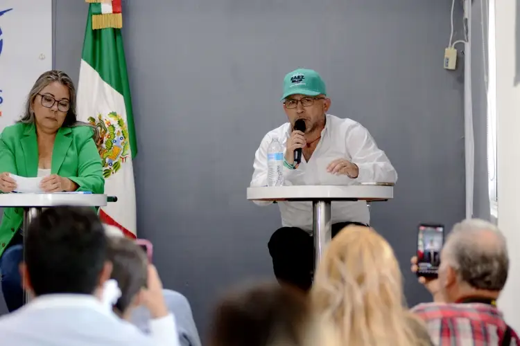 Agradece El Baez invitación a foro con jóvenes universitarios