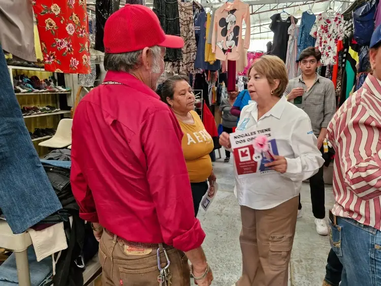 Dialoga Lety Amparano con ciudadano