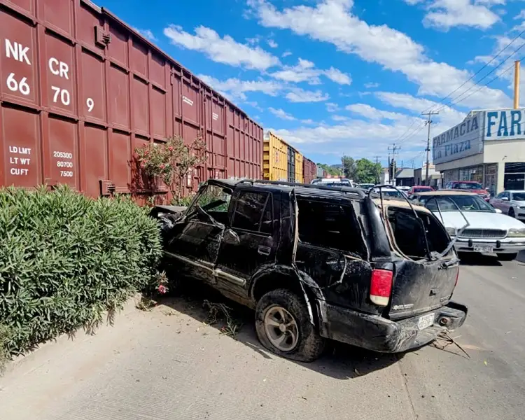 Arrolla tren a vehículo que quiso ganarle; resulta herido conductor