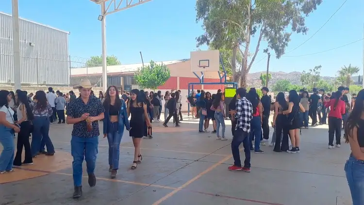 Conmemoran y festejan estudiantes su día con fiesta y actividades