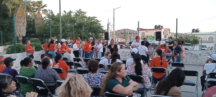 Apoyan vecinos de la San Miguel a Manuel Hopkins en Nogales