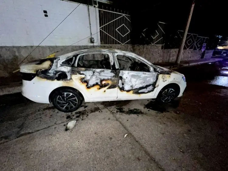 Ejecutan a hombre en su vehículo