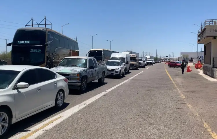 Caos vial en la caseta de cobro de Hermosillo: Carril cerrado provoca largas filas