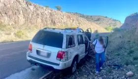 Resulta ilesa mujer en volcadura