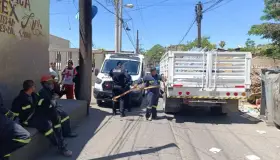 Hieren tubos metálicos a residente de la Héroes