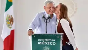 Rechaza López Obrador divorcio con Beatriz Gutiérrez Müller
