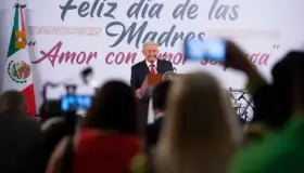 Dedica AMLO concierto a las mamás en su mañanera