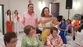 Festeja Manuel Hopkins a mamás nogalenses