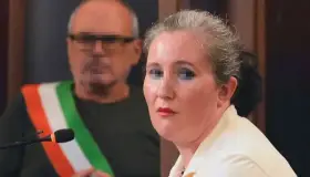 Recibe mujer cadena perpetua por dejar morir de hambre a hija en Italia