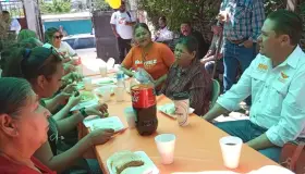Desayuna Manuel Hopkins con vecinos de la Esperanza