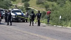 Encuentran a persona con impactos de bala tendido en la carretera